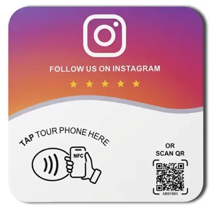 מדבקת NFC לאינסטגרם מוצמדת לדלפק בית קפה