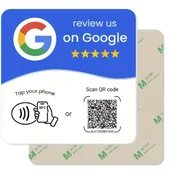 מדבקת NFC לבנה לביקורות גוגל מוצמדת לדלפק עסק