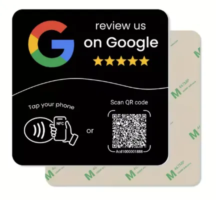 מדבקת NFC שחורה לביקורות גוגל מוצמדת לדלפק כהה