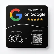 מדבקת NFC שחורה לביקורות גוגל מוצמדת לדלפק כהה