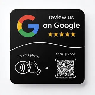 מדבקת NFC שחורה לביקורות גוגל מוצמדת לדלפק כהה